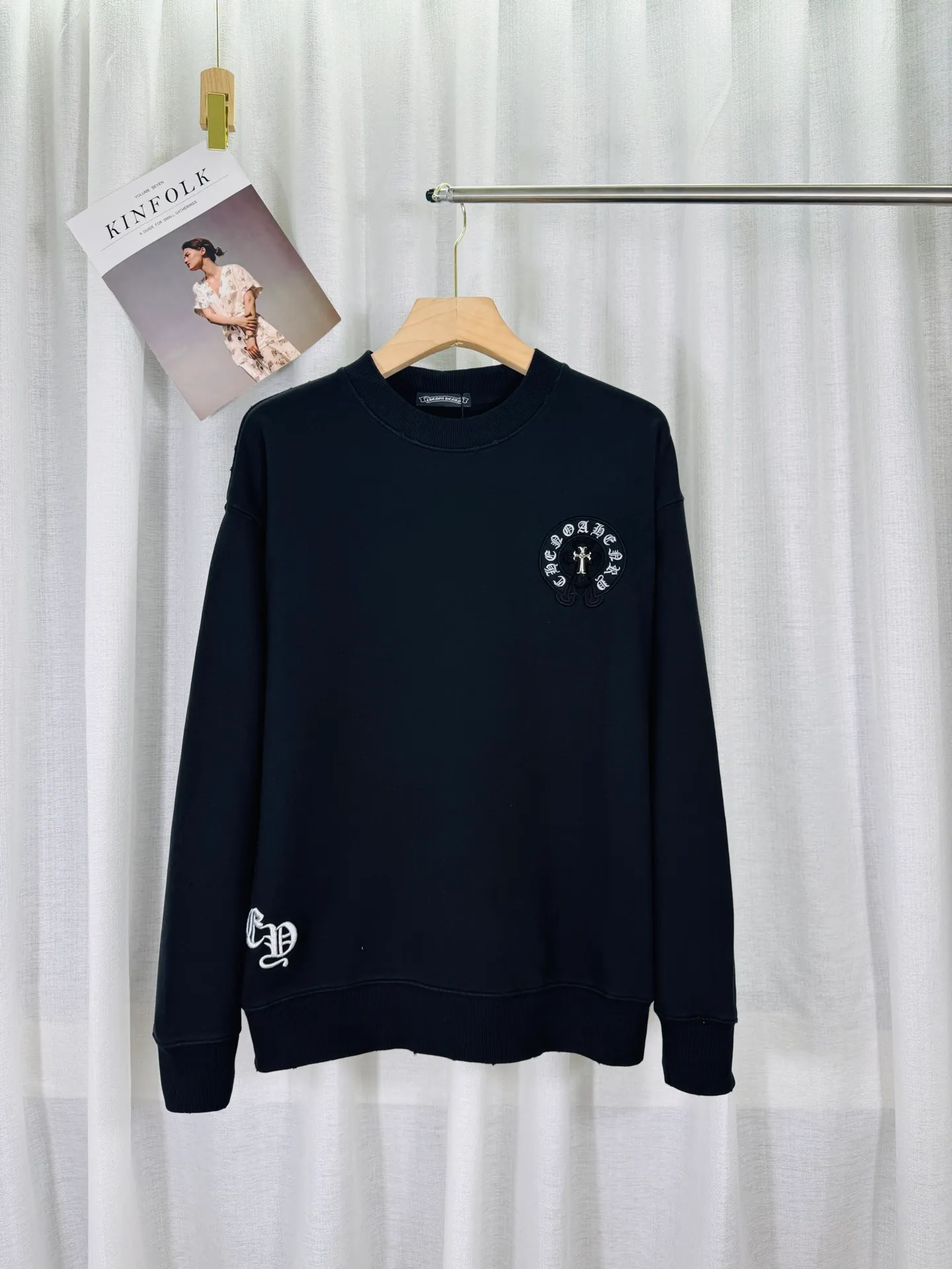 P280 top version, real shot without P, ​​different from market currency) 𝗖𝗵𝗿𝗼𝗺𝗲 𝗛𝗲𝗮𝗿𝘁𝘀/Cro Heart 2025 washed patch embroidery autumn and winter new original single counter American laser burnt 3D three-dimensional color embroidery couple casual sweatshirt 👑The highest version! Customized fabric 430g tripe terry fabric! American acid-washed and distressed original fabric laser burnt ✟appliqué embroidery and exquisite embroidery of letters! The best-selling model in the counter, very comfortable to wear. Accessories: original molded and authenticated collar label➕100% silk wash label. Genuine purchase-grade original hangtag➕matching hanging rope➕3D hanging beads➕original packaging bag. Craftsmanship: The original version has consistent wiring! The highest version of the armhole matching technique! Color: Pink Black Size: S M L XL Style No.: 9332